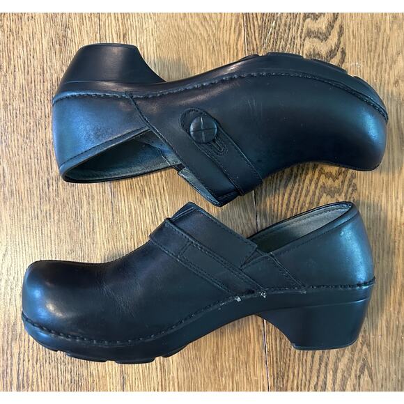 Dansko Solstice Button Strap Clogs Black Leather Slip on Women’s Sz 39 US 8.5 - Picture 2 of 8